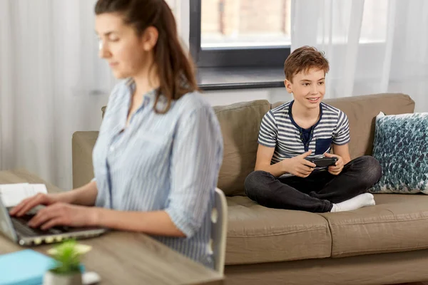 Ragazzo con gamepad giocare video gioco a casa — Foto Stock