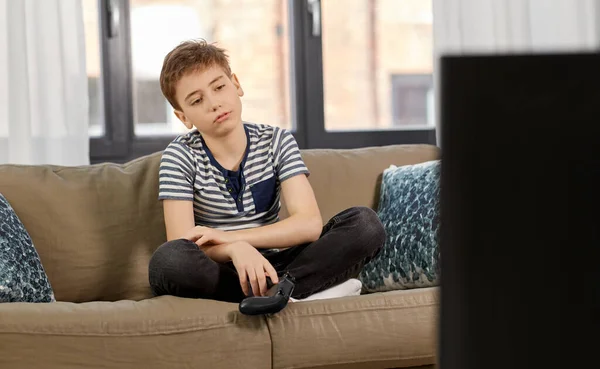 Menino triste com gamepad jogar videogame em casa — Fotografia de Stock