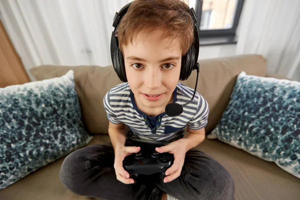 Pojke med gamepad spela TV-spel hemma — Stockfoto