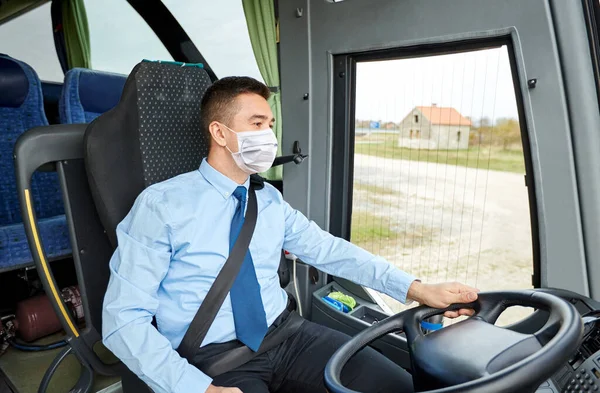 Motorista de ônibus em máscara falando com microfone — Fotografia de Stock