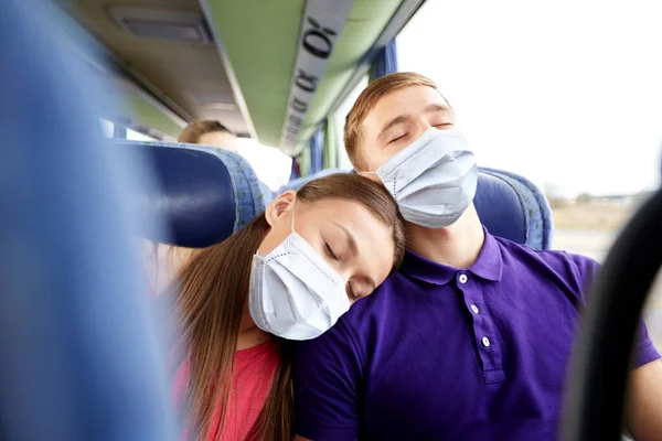 Пассажиров в масках спящих в туристическом автобусе — стоковое фото
