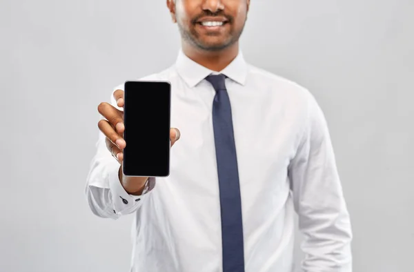 Χαμογελαστός ινδός επιχειρηματίας που δείχνει smartphone — Φωτογραφία Αρχείου