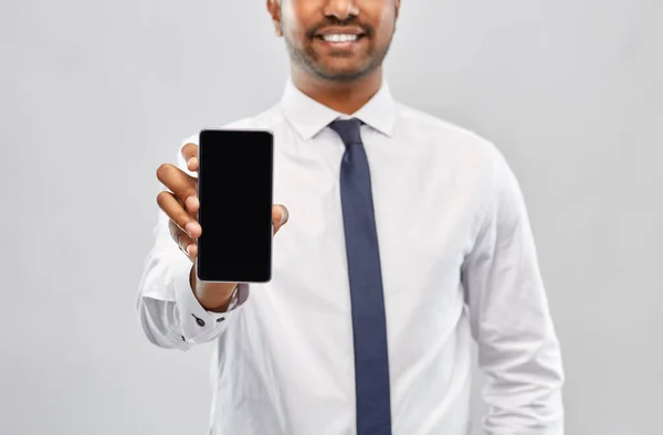 Leende indian affärsman visar smartphone — Stockfoto