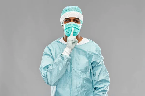 Médico o cirujano masculino indio en ropa protectora — Foto de Stock