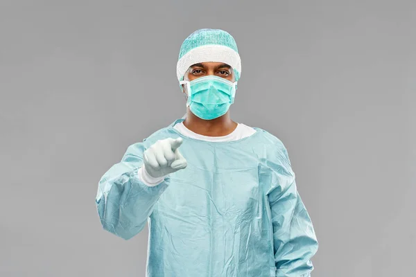 穿着防护服的印度男医生或外科医生 — 图库照片