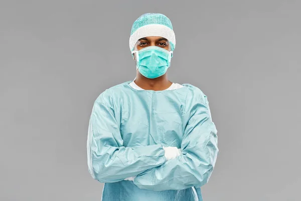 Médico o cirujano masculino indio en ropa protectora — Foto de Stock