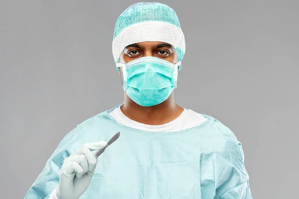 Indian male doctor or surgeon with scalpel — Stock Photo, Image