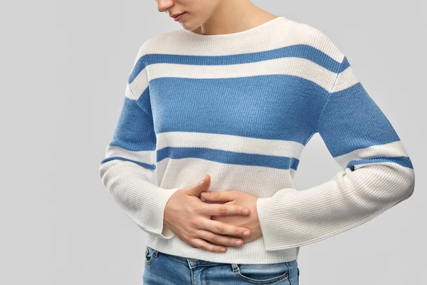 Adolescente con mal di stomaco — Foto Stock
