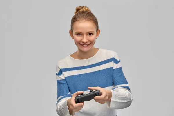 Glad tonåring flicka med gamepad spela TV-spel — Stockfoto