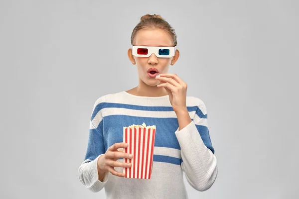 Tonårstjej i 3D-filmglasögon äter popcorn — Stockfoto