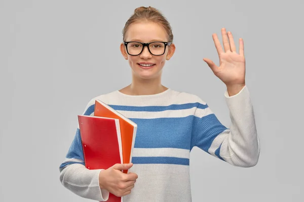 Heureux souriant adolescent fille étudiante avec des cahiers — Photo