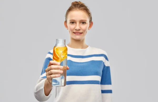 Teenager-Mädchen mit Glasflasche mit Fruchtwasser — Stockfoto
