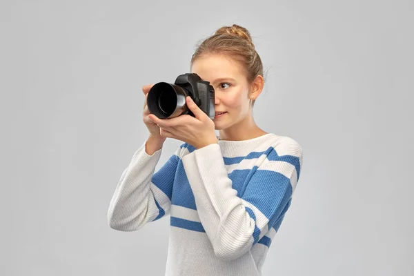 Sorridente ragazza adolescente r con fotocamera digitale — Foto Stock
