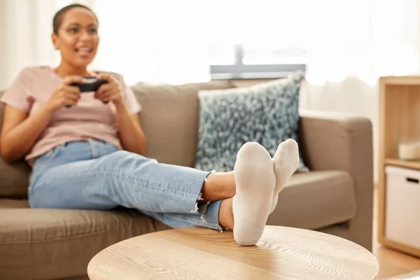 Africano americano mulher com gamepad jogar jogo — Fotografia de Stock