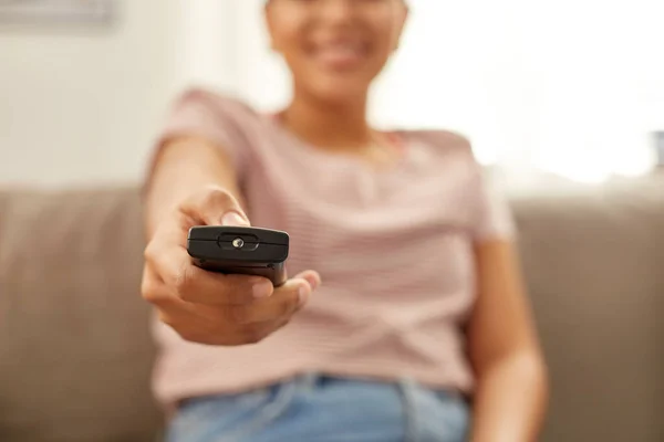 Boldog afro-amerikai nő néz TV-t otthon — Stock Fotó
