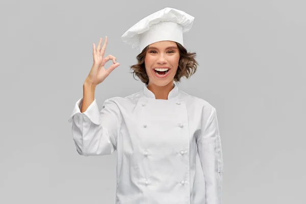 快乐微笑的女厨师手下留情 — 图库照片