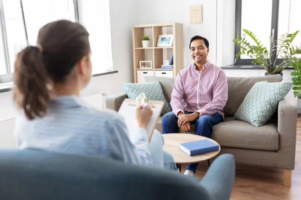 Man en psycholoog op psychotherapiesessie — Stockfoto