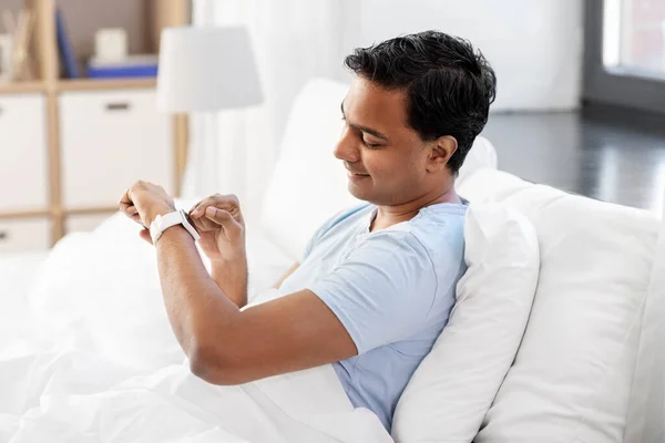快乐的印地安人，家里床上放着漂亮的手表 — 图库照片
