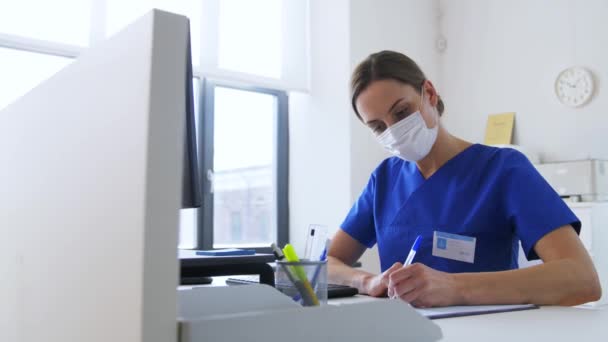 Medico o infermiere in maschera con appunti in ospedale — Video Stock