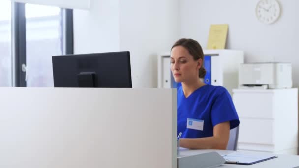 Врач с компьютером и пациент в больнице — стоковое видео