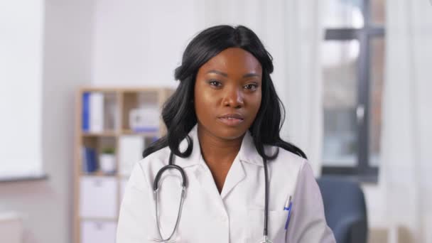 Afrikalı Amerikalı doktor online danışmanlık yapıyor. — Stok video