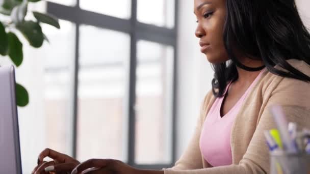 Menekankan wanita dengan laptop yang bekerja di kantor pusat — Stok Video
