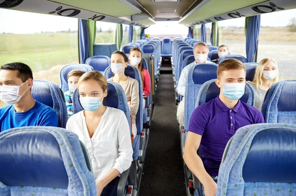 Grupp av passagerare i medicinska masker i resebuss — Stockfoto