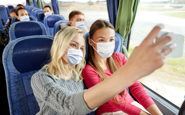 Ženy v maskách selfie v cestovním autobuse — Stock fotografie