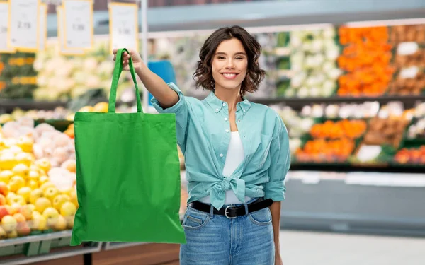 Nő újrahasznosítható vászon zsák élelmiszer-vásárlás — Stock Fotó