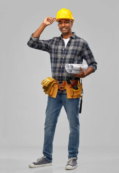 Счастливый индийский строитель в шлеме с чертежом — стоковое фото
