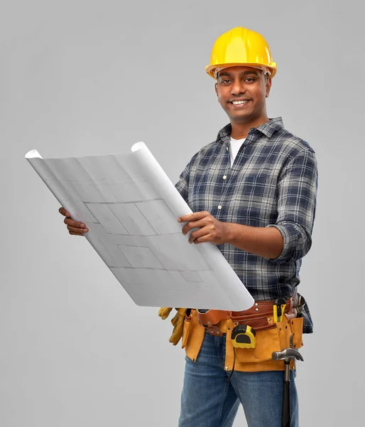 Constructor indio feliz en casco con plano — Foto de Stock