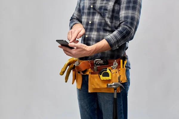 Arbeiter oder Bauarbeiter mit Telefon und Arbeitswerkzeug — Stockfoto