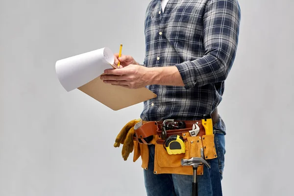 Construtor com prancheta, lápis e ferramentas de trabalho — Fotografia de Stock