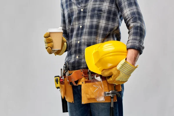 Męski budowniczy z kawą, hełmem i narzędziami roboczymi — Zdjęcie stockowe