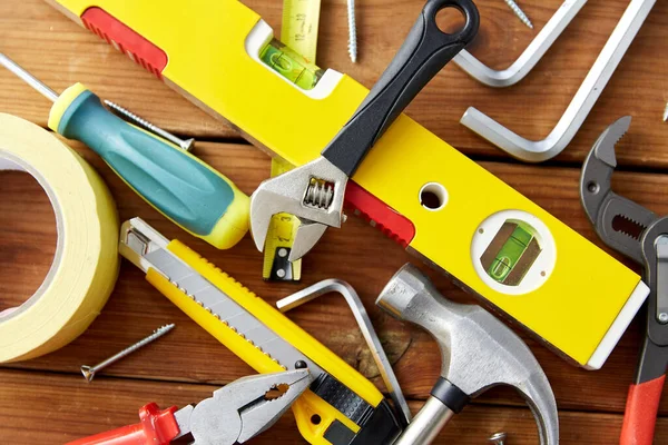 Différents outils de travail sur fond de planches en bois — Photo