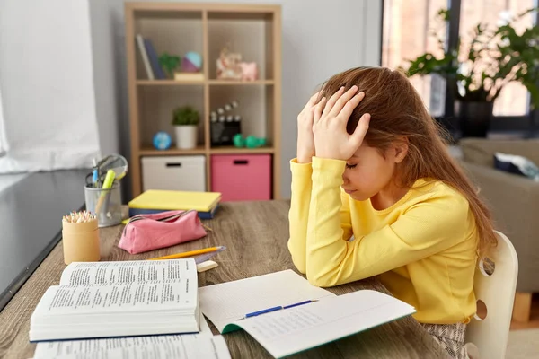 Zestresowany mały student dziewczyna uczenia się w domu — Zdjęcie stockowe