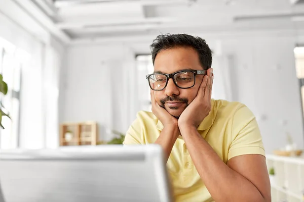 Bored man with laptop working at home office — Stock Photo, Image