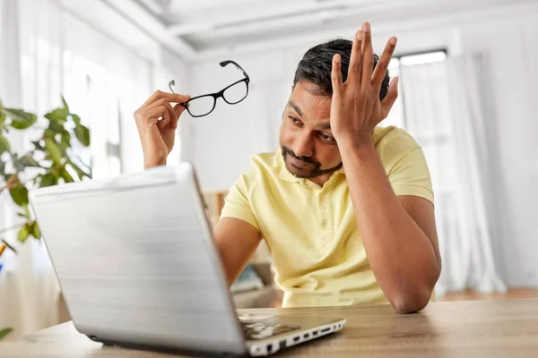 Homem estressado com laptop trabalhando no escritório em casa — Fotografia de Stock