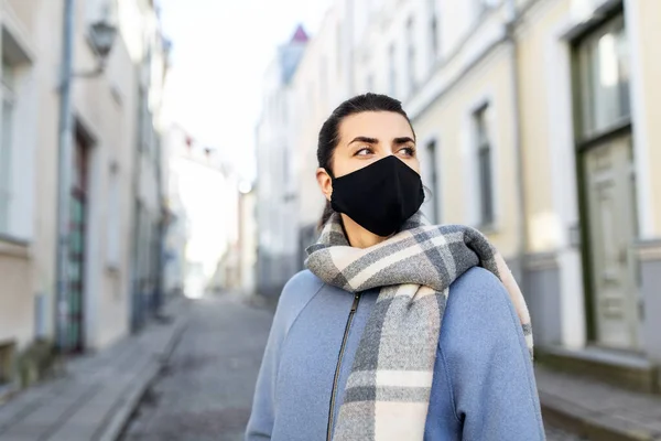 Mulher vestindo máscara reutilizável protetora na cidade — Fotografia de Stock
