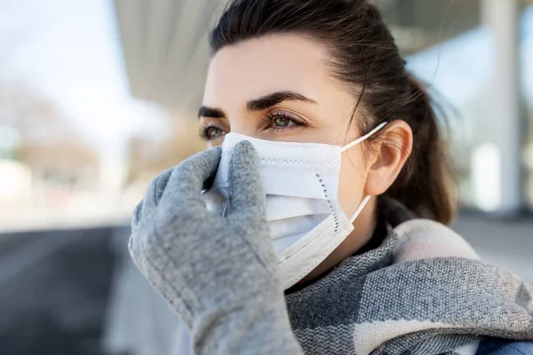 Kvinna bär skyddande medicinsk mask i staden — Stockfoto