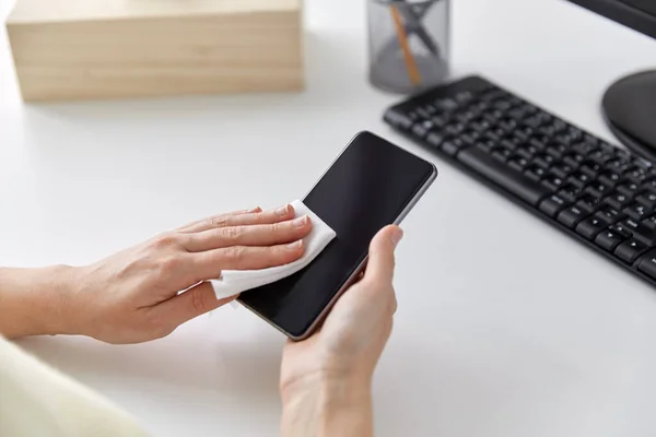 Primer plano del teléfono inteligente de limpieza de manos con tejido — Foto de Stock