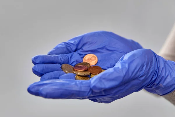 Primer plano de las manos en guantes médicos con dinero — Foto de Stock