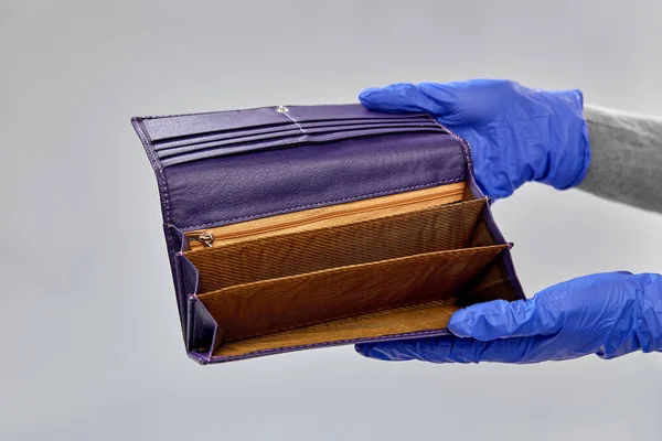 Zbliżenie rąk w rękawiczkach z pustym portfelem — Zdjęcie stockowe