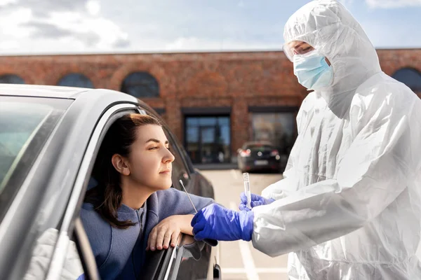 Trabajador sanitario haciendo la prueba de coronavirus en el coche — Foto de Stock