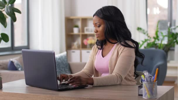 自宅のオフィスで働くノートパソコンを持つストレスの多い女性 — ストック動画