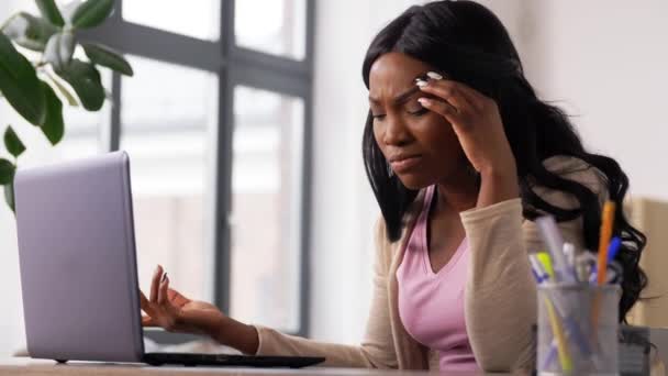 Mujer estresada con el ordenador portátil trabajando en casa oficina — Vídeos de Stock