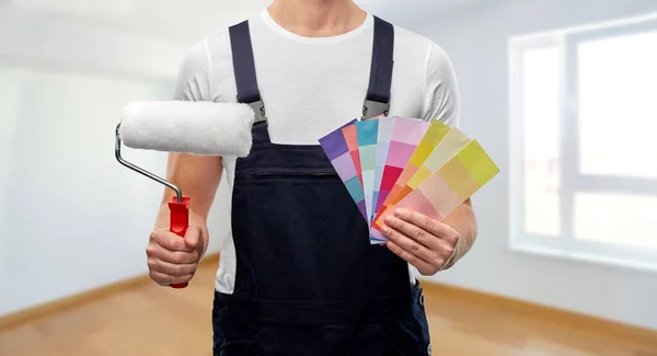 Primo piano di pittore con rulli e cartelle colori — Foto Stock