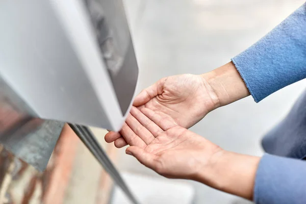 Nahaufnahme einer Frau am Spender mit Händedesinfektionsmittel — Stockfoto