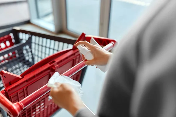 식기세척기로 쇼핑 카트 손잡이를 청소하는 여성 — 스톡 사진