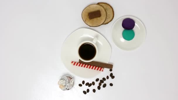 weiße Tasse schwarzen Kaffee mit süßen Keksen auf Holztischhintergrund